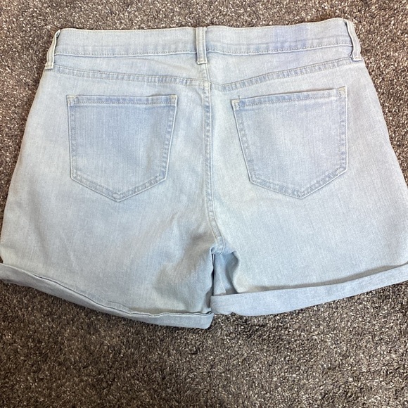 Old Navy Women’s Sweetheart Jean Shorts Light Blue Denim sz 8 Mid Rise 5” Inseam - Picture 3 of 3
